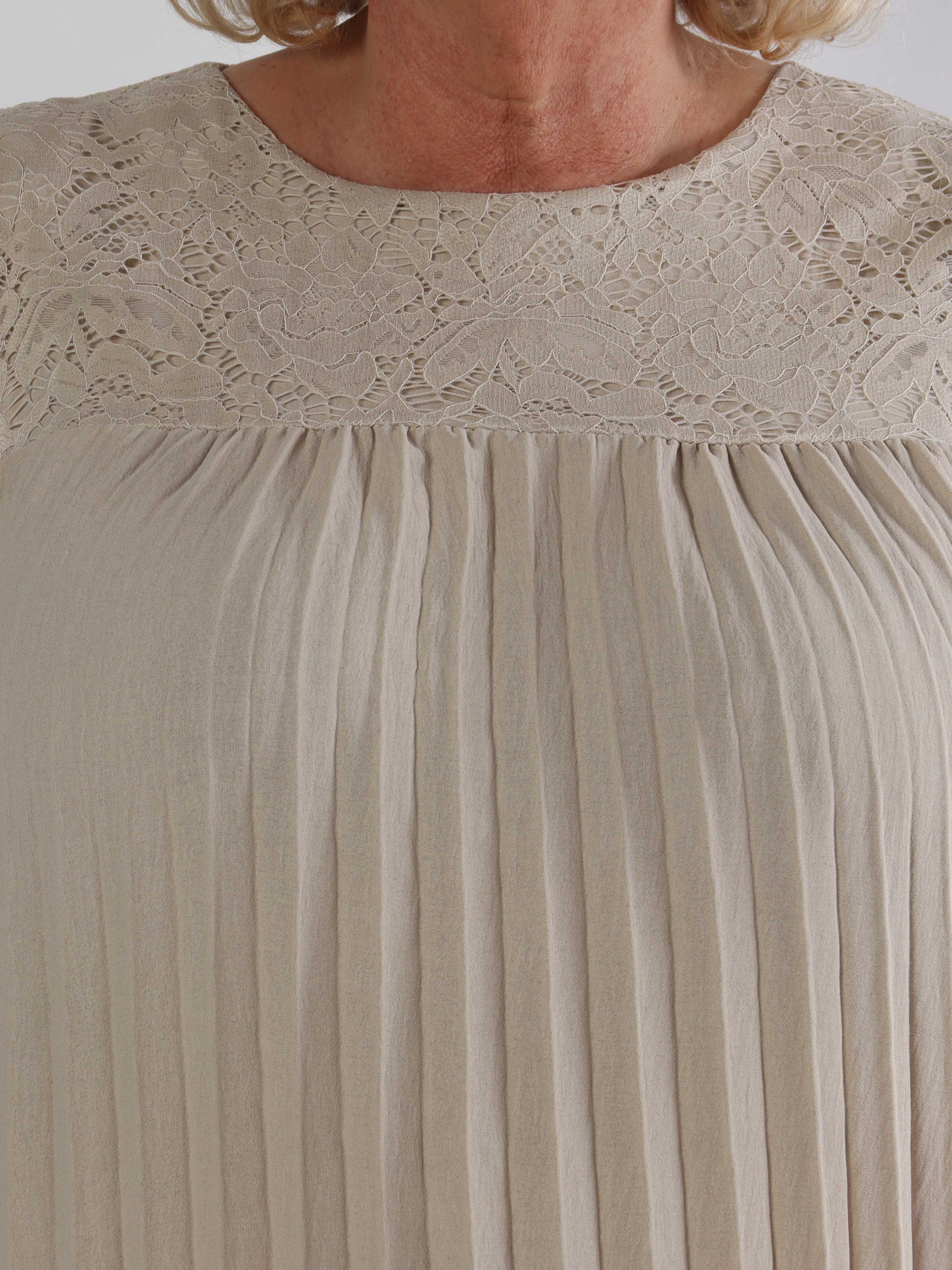 Nancy Lace Short - Plisserad plus size klänning med spets och fickor